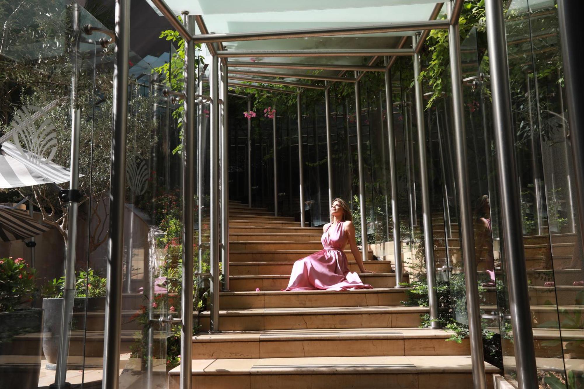 ホテル ゲフィノア ロターナ ベイルート エクステリア 写真 The staircase of the hotel