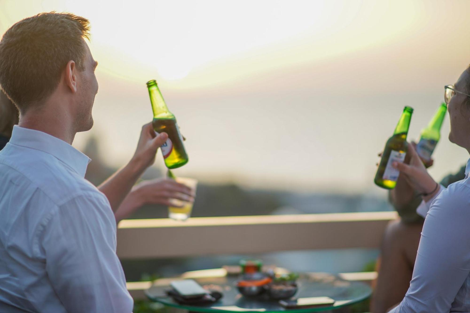 ホテル ゲフィノア ロターナ ベイルート エクステリア 写真 Beer bottles