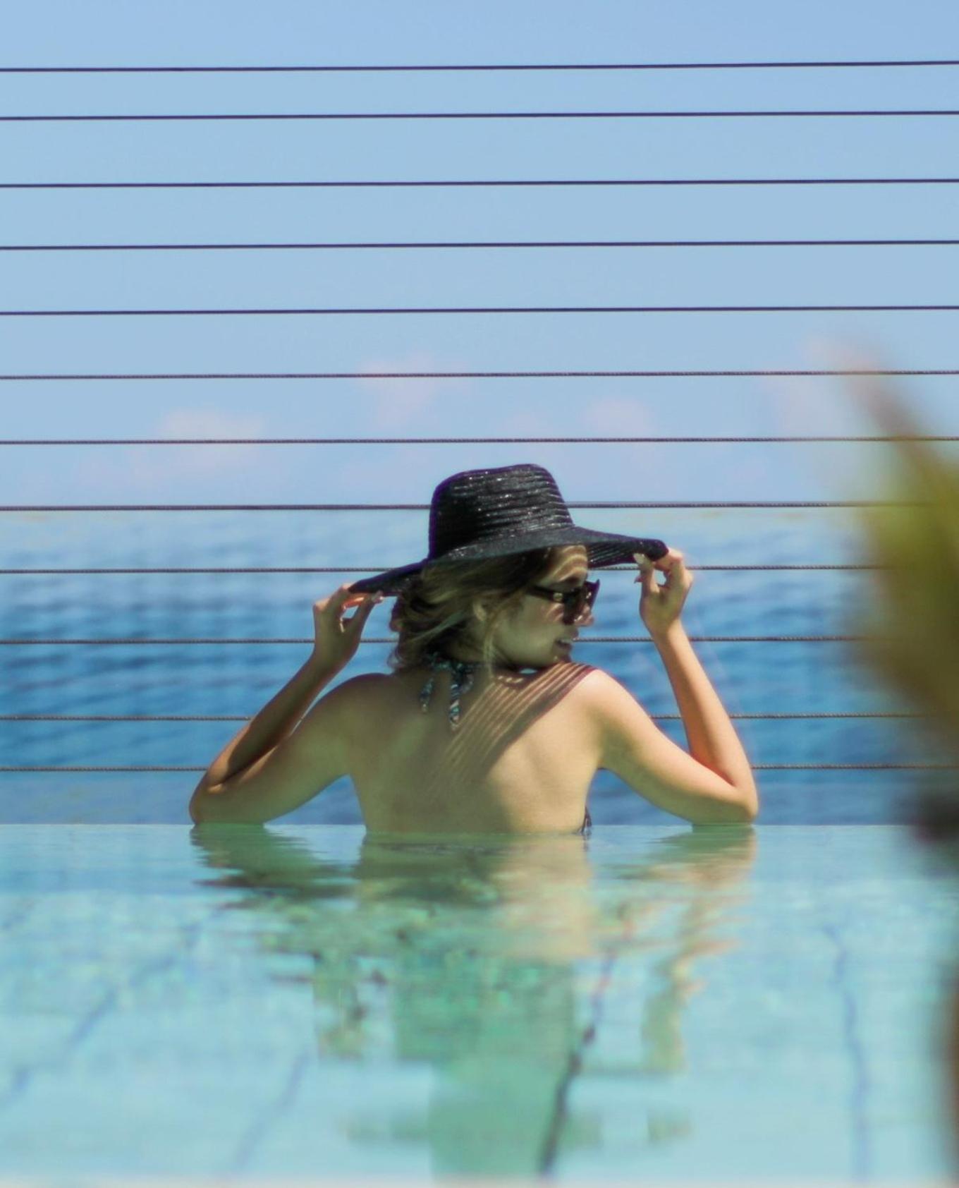 ホテル ゲフィノア ロターナ ベイルート エクステリア 写真 A woman wearing a sun hat