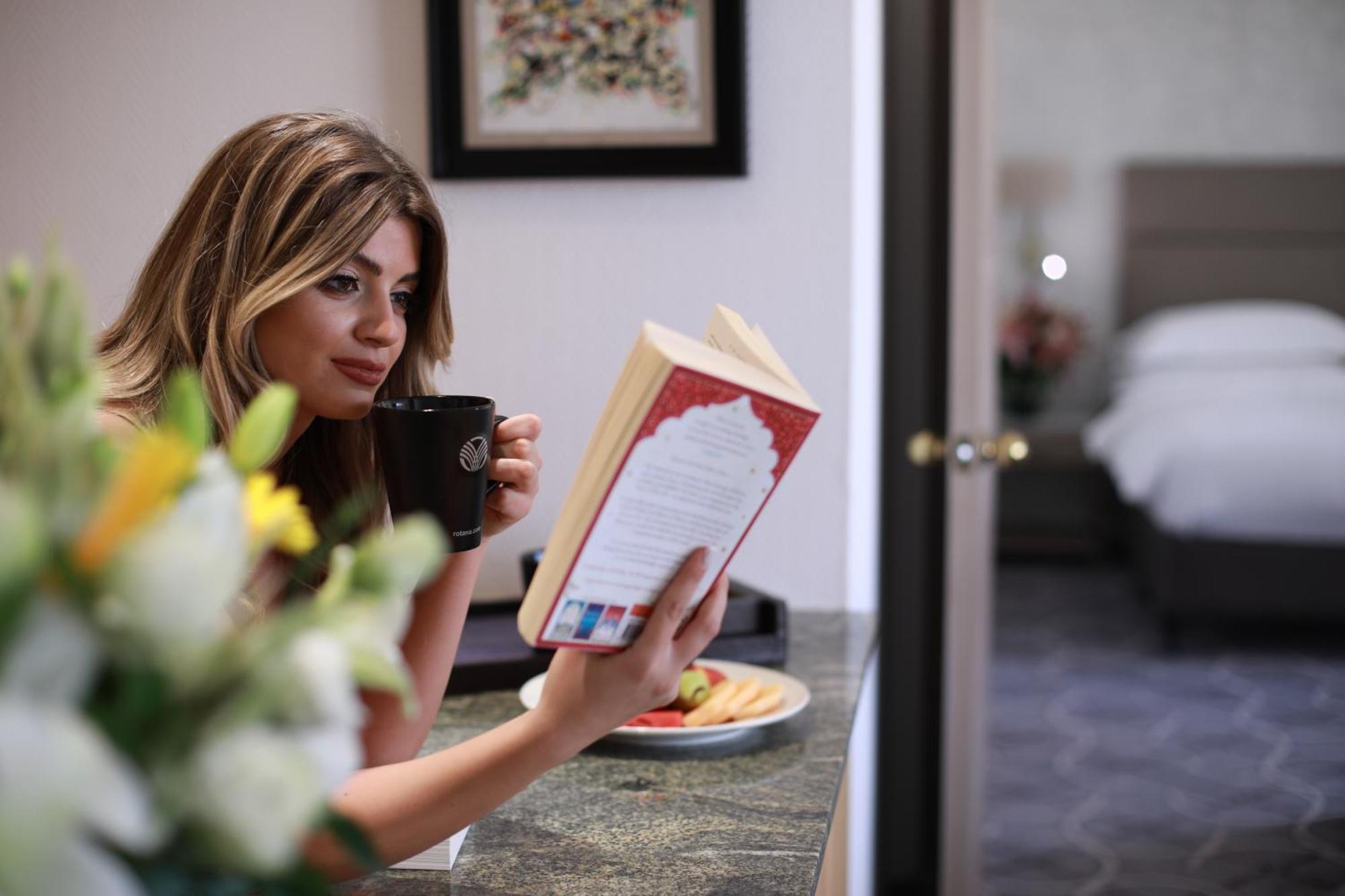 ホテル ゲフィノア ロターナ ベイルート エクステリア 写真 A woman reading a book