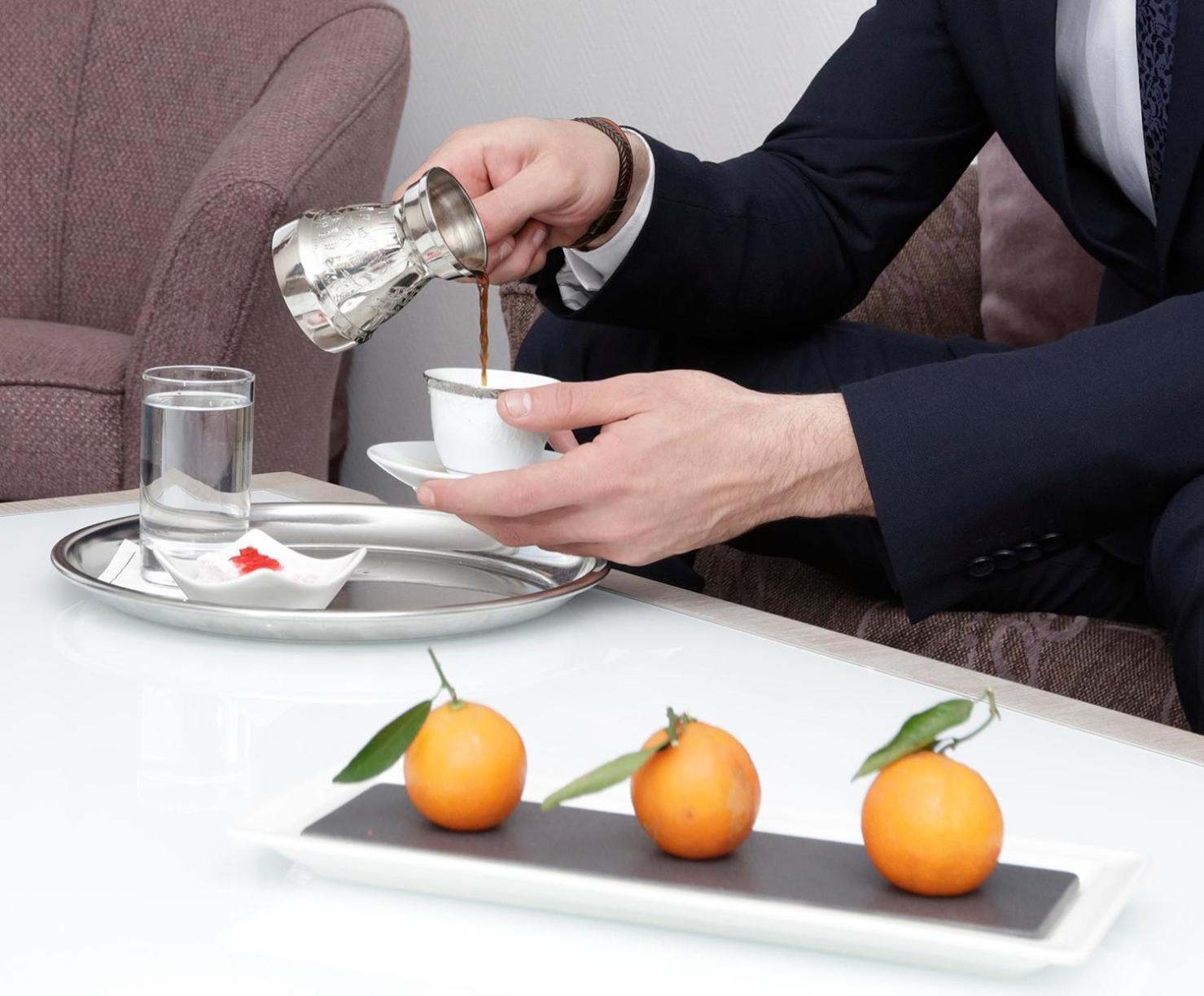 ホテル ゲフィノア ロターナ ベイルート エクステリア 写真 Turkish coffee being served