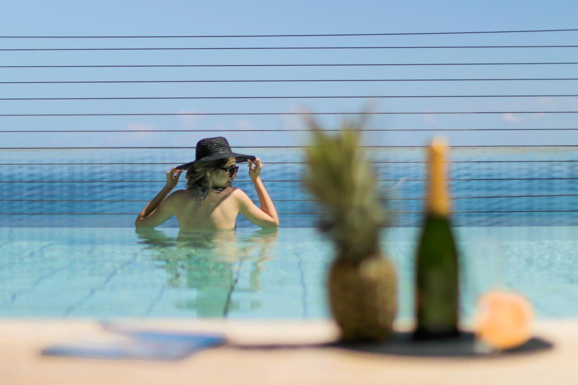 ホテル ゲフィノア ロターナ ベイルート エクステリア 写真 A woman in a swimming pool