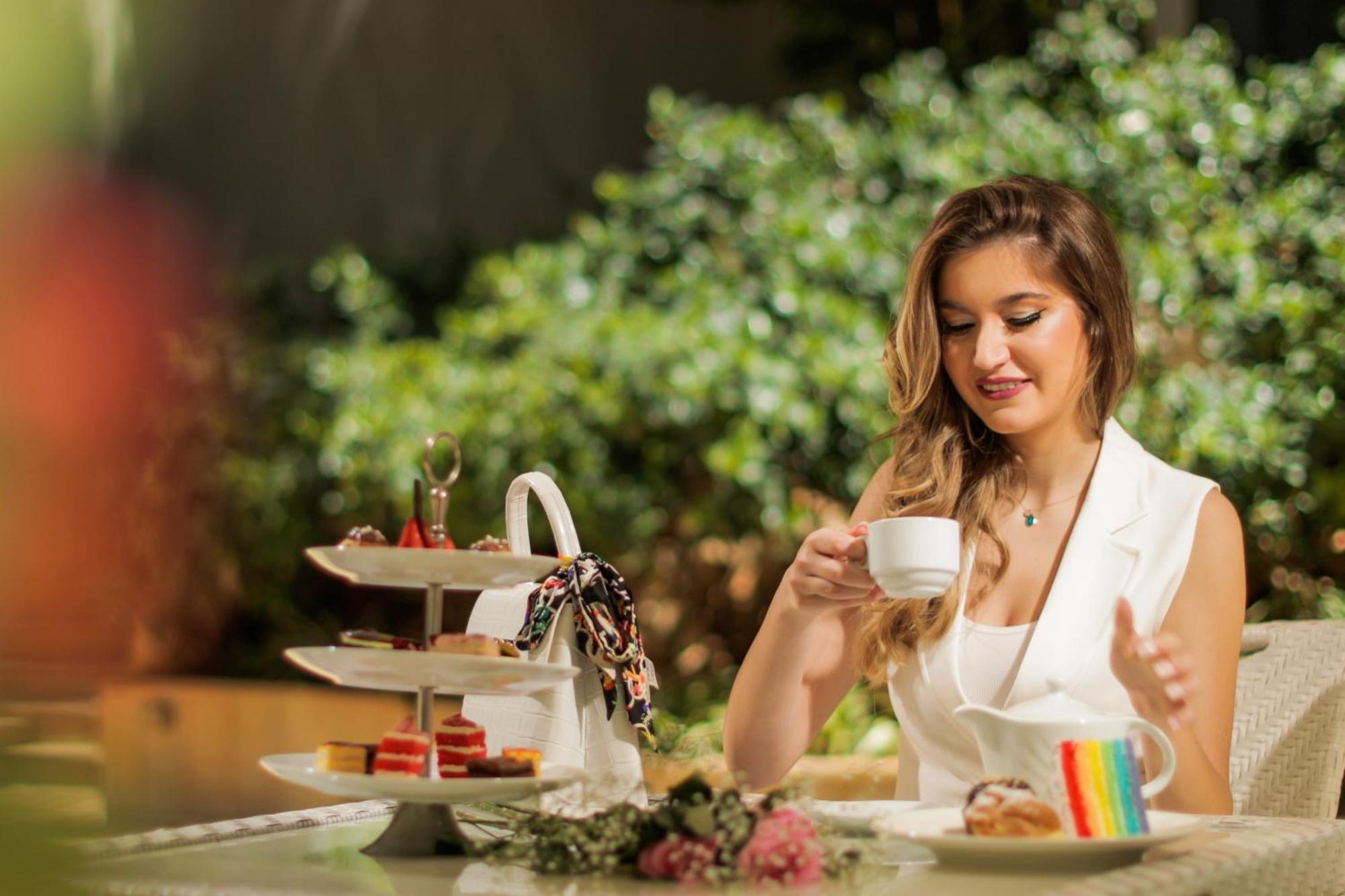 ホテル ゲフィノア ロターナ ベイルート エクステリア 写真 A woman drinking tea