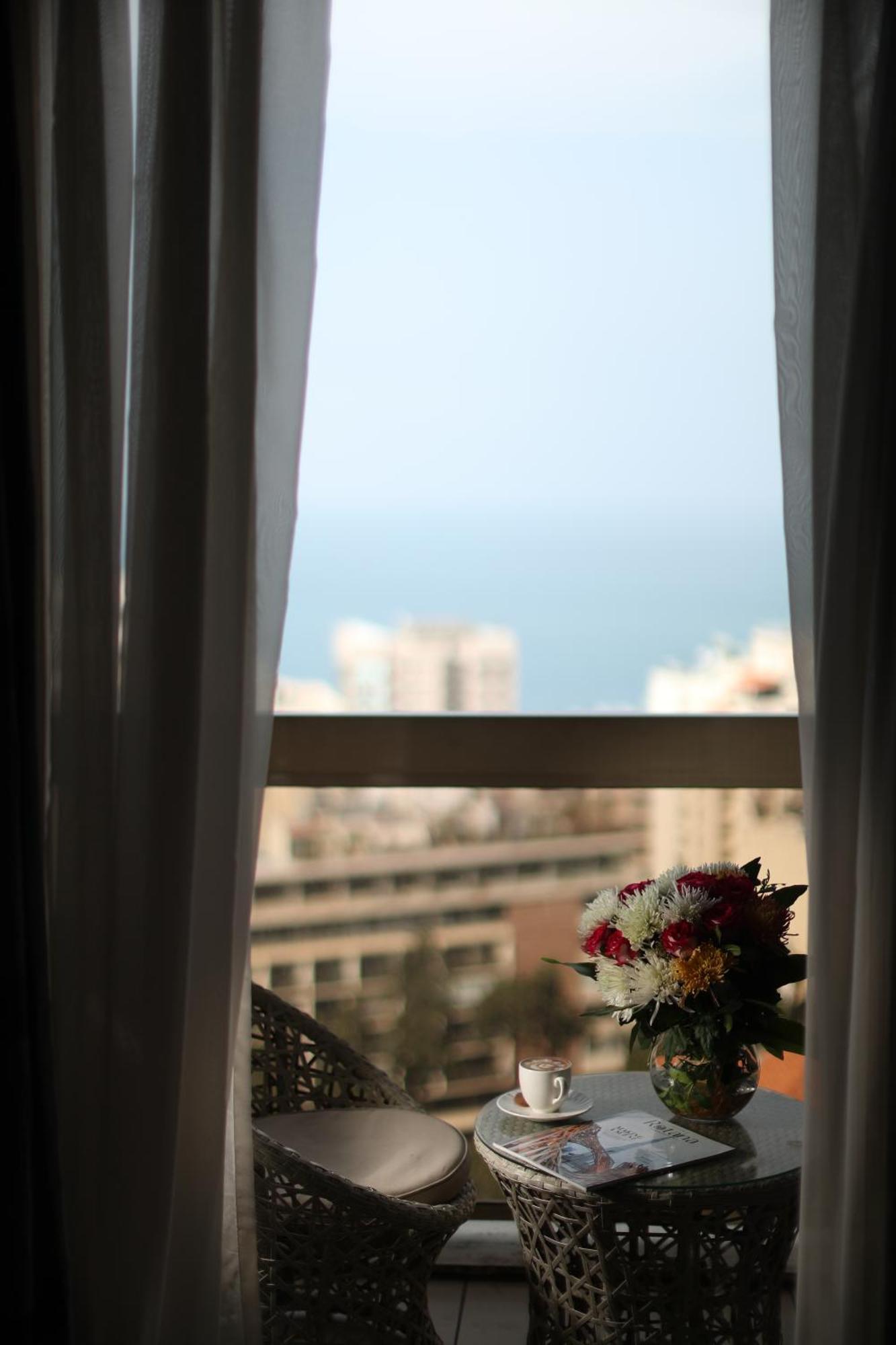 ホテル ゲフィノア ロターナ ベイルート エクステリア 写真 View from the window of a room at the hotel
