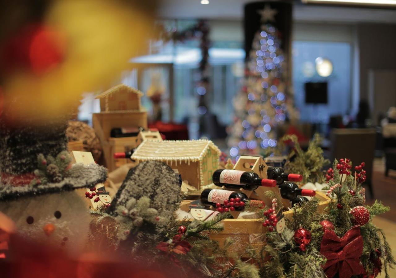 ホテル ゲフィノア ロターナ ベイルート エクステリア 写真 A Christmas display at the hotel