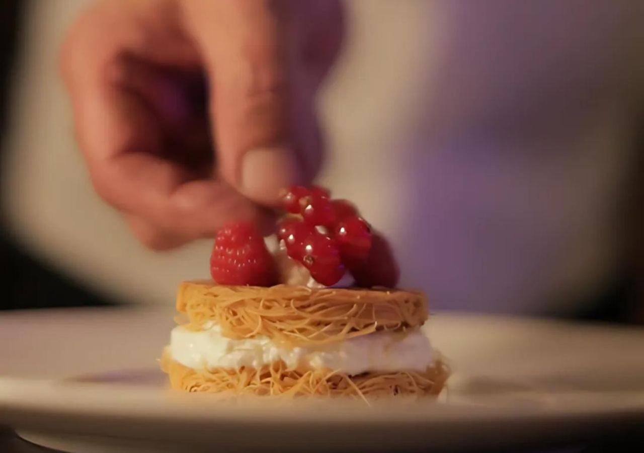 ホテル ゲフィノア ロターナ ベイルート エクステリア 写真 A pastry chef finishing a dessert