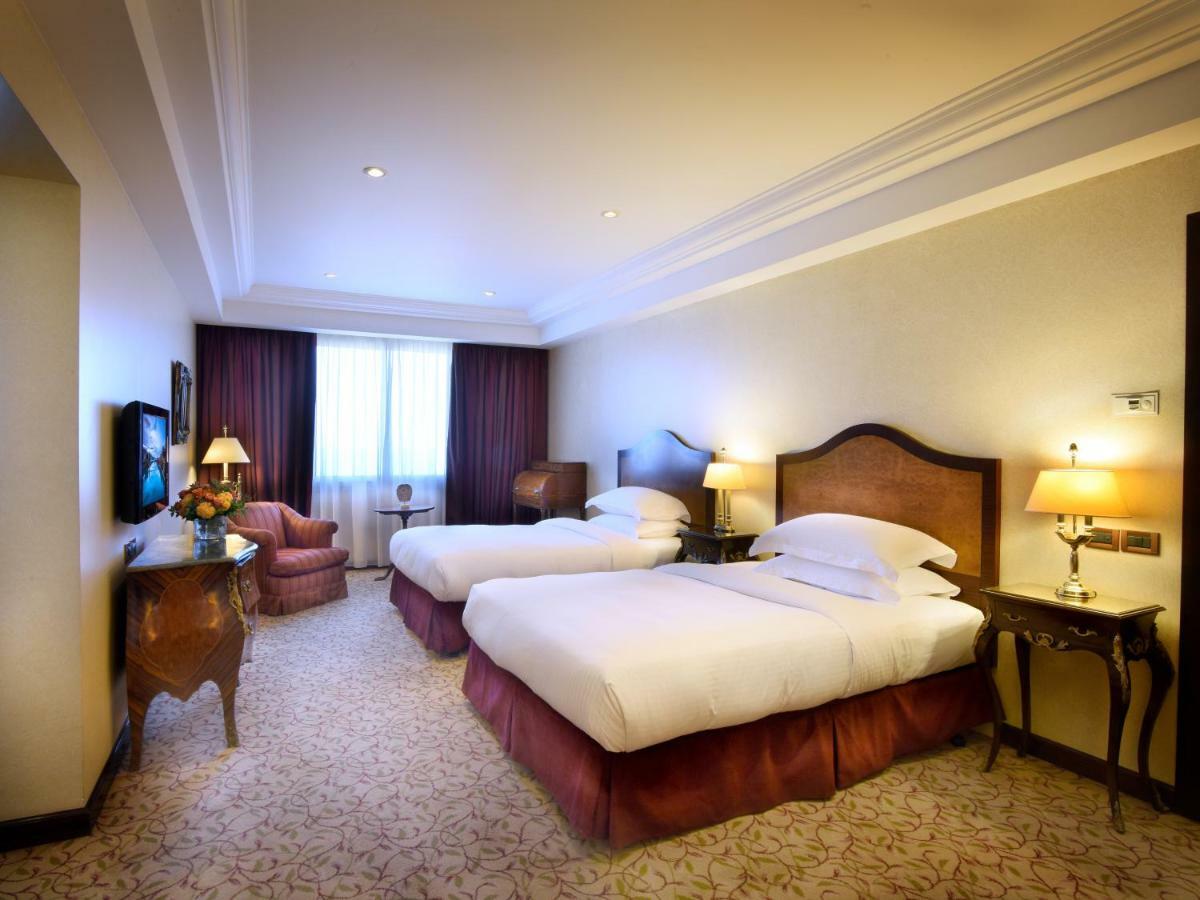 ホテル ゲフィノア ロターナ ベイルート エクステリア 写真 A room at the hotel