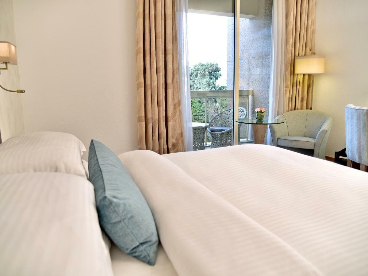 ホテル ゲフィノア ロターナ ベイルート エクステリア 写真 A room at the hotel
