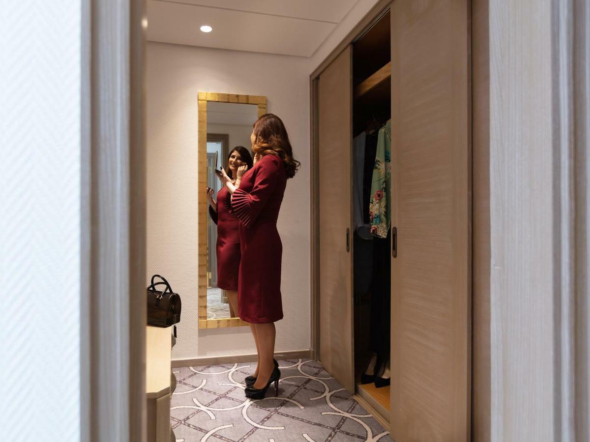 ホテル ゲフィノア ロターナ ベイルート エクステリア 写真 A woman in a hotel room